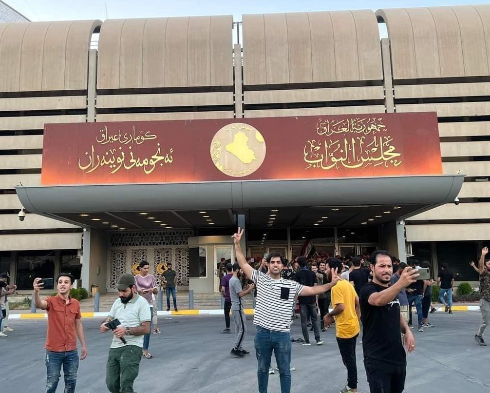 المتظاهرون يدخلون مبنى مجلس النواب