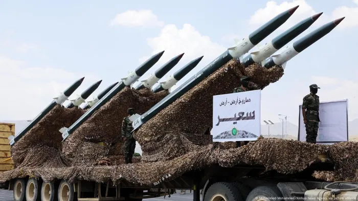 الحوثيون يعلنون استهداف إسرائيل بصاروخ باليستي وطائرات مسيرة