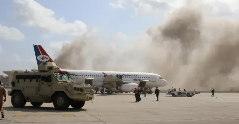 الحوثيون يستهدفون مطار عدن بصواريخ باليستية