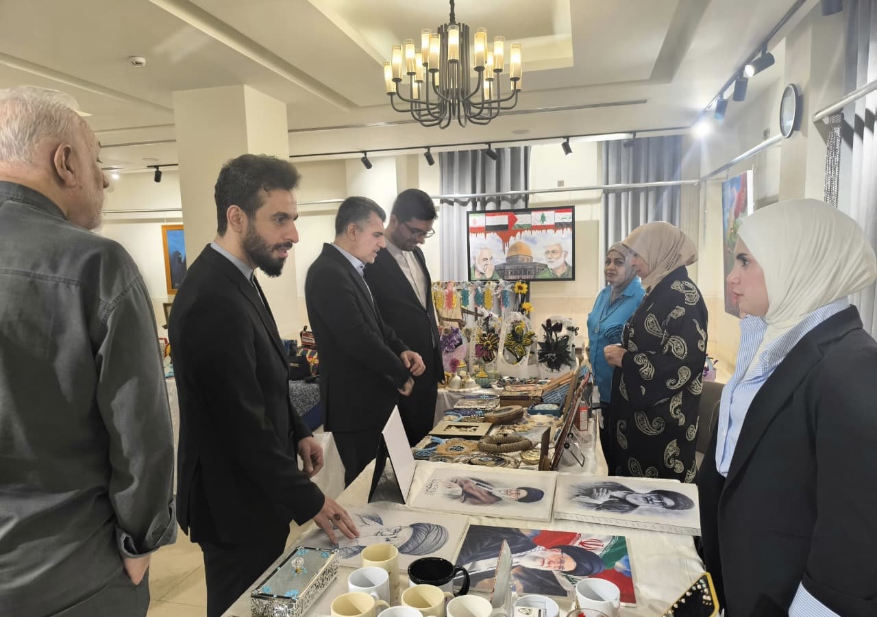 الملحق الثقافي الإيراني في العراق يقيم معرض الصناعات والحرف اليدوية