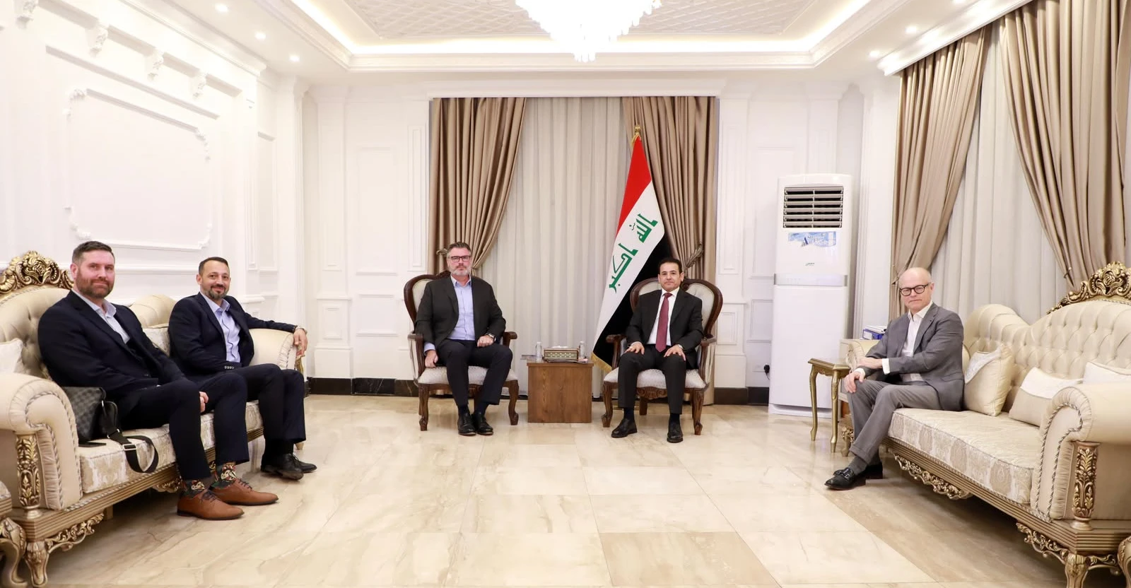 العراق وكندا يبحثان تقنيات حماية الحدود ومكافحة المسيرات